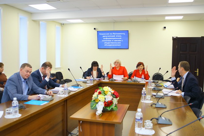 Комиссия по Регламенту одобрила кандидатуры для награждения Почетными грамотами 